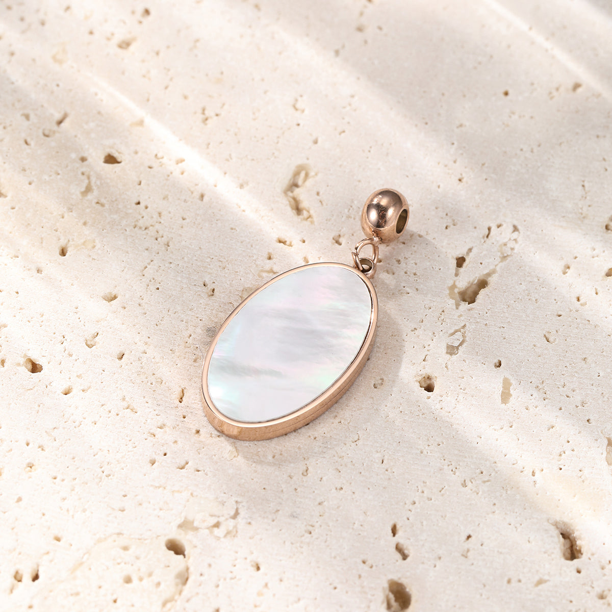 Unique Oval Pendant Gold